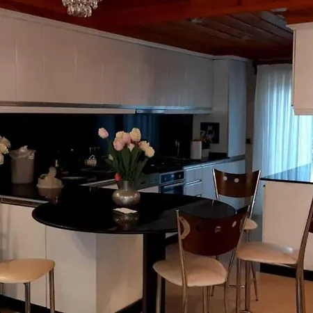 Stunning 10 Bedroom In فندق 4*